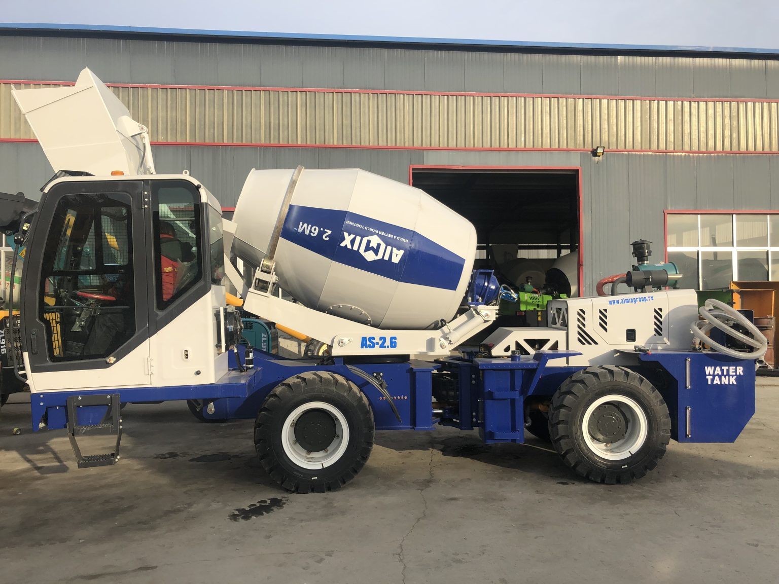 Self Loading Concrete Mixer Features And Advantages